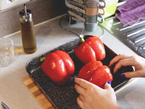I peperoni vengono disposti su una teglia da forno
