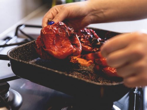 In forno i peperoni arrostiscono e sar&agrave; pi&ugrave; facile spellarli